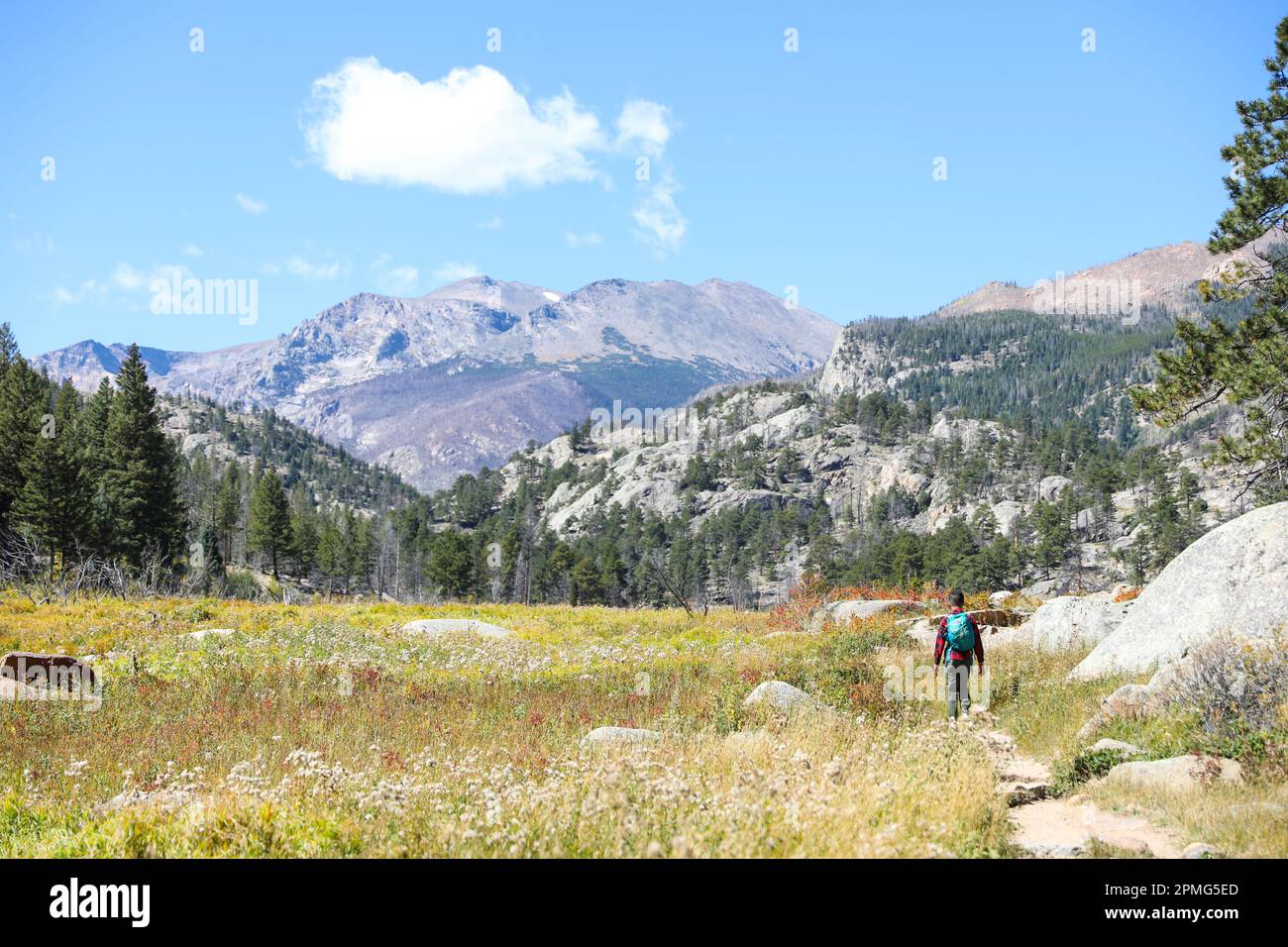 Junger Wanderer auf dem Weg in die Berge Stockfoto