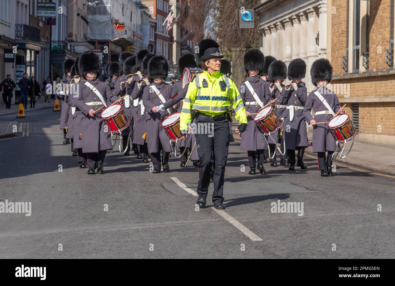 Windsor, Berkshire, England, Großbritannien. Polizist eskortiert Militärkapelle in der High Street Windsor.UK. Stockfoto