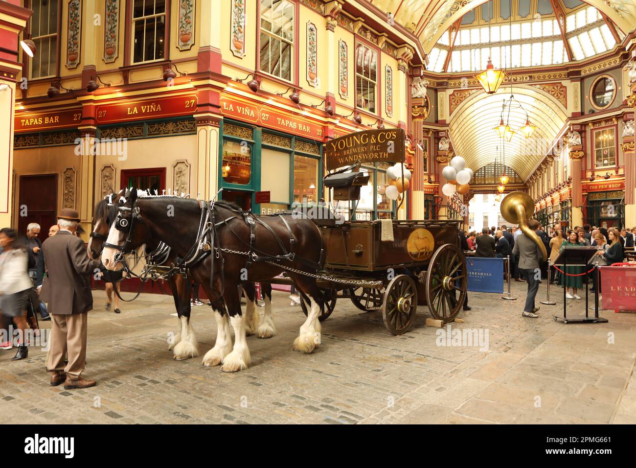 Zwei Shire-Pferde ziehen einen Brauereiwagen, Leadenhall Market, London Stockfoto