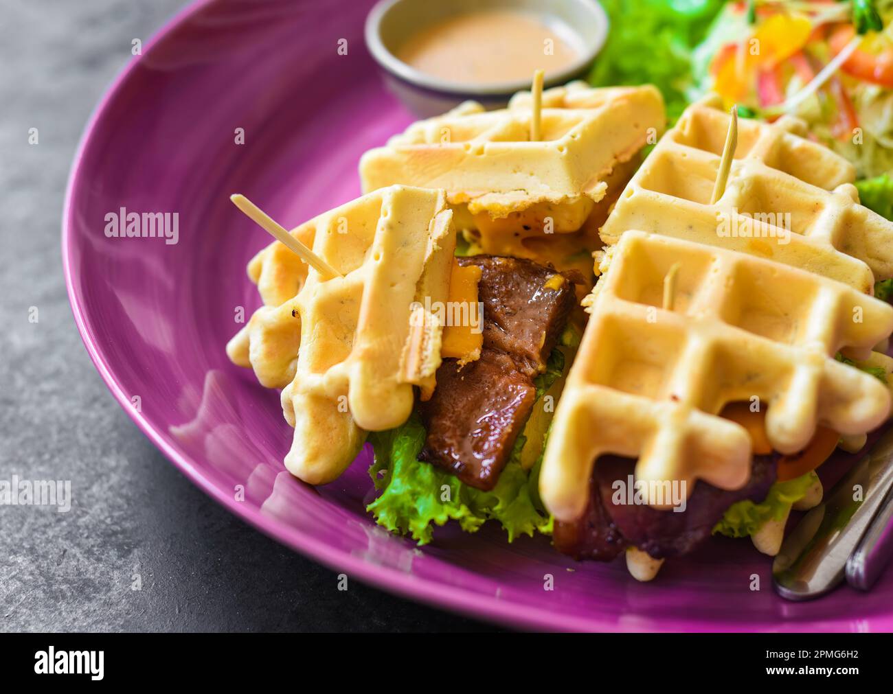 Belgische Waffeln Char siu Schweinefleisch mit Salat aus nächster Nähe Stockfoto
