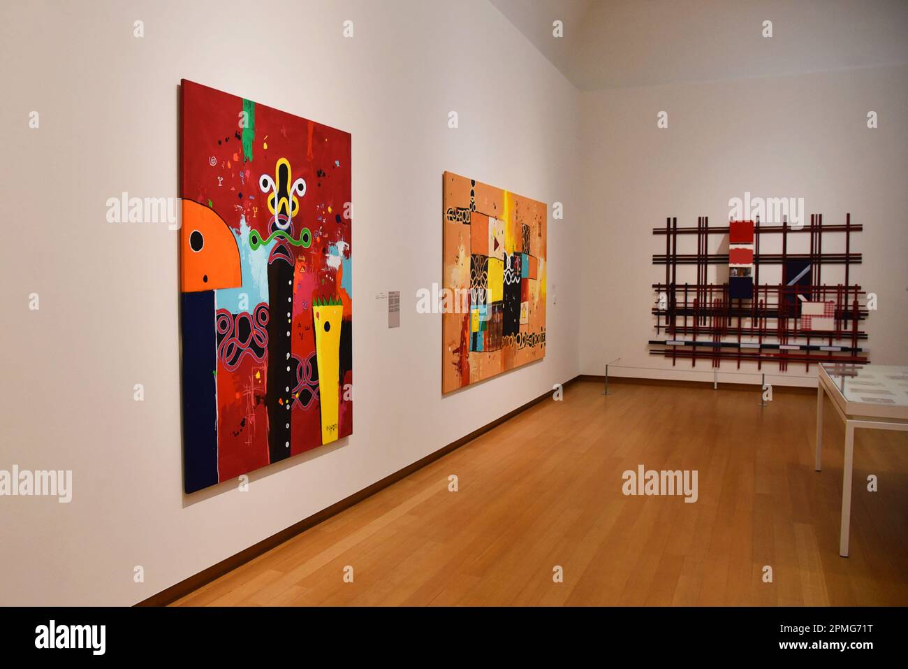 Amsterdam, Niederlande. Februar 2023. Verschiedene abstrakte Objekte im Stedelijk Museum, Amsterdam. Hochwertiges Foto Stockfoto