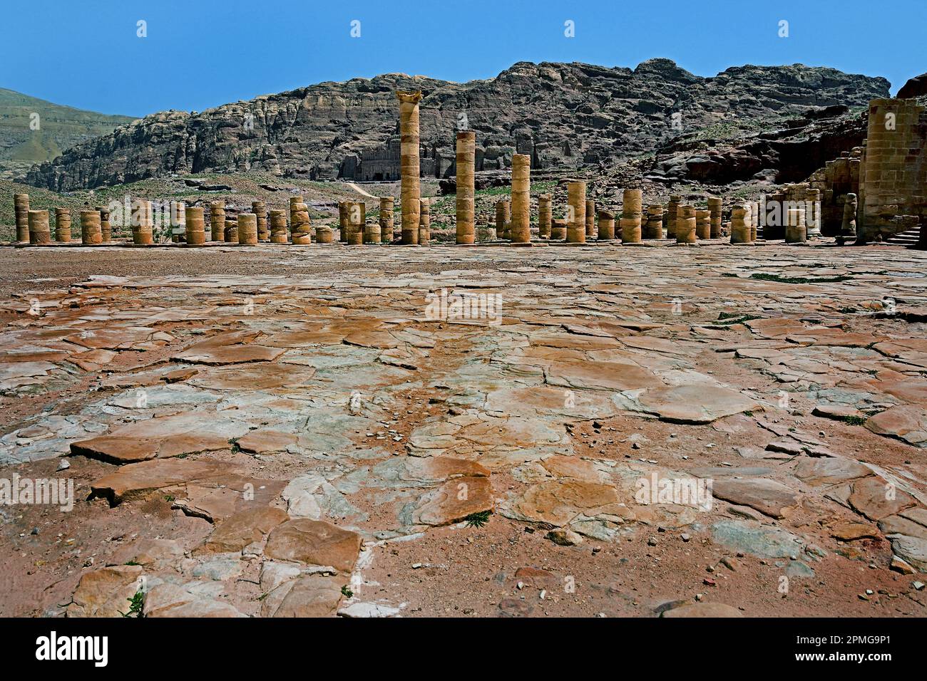 Großer Tempel der Stadt Petra Nabataeanische Karawane-Stadt Felsfassaden Jordan geschnitzte Sandsteinwüste. Petra Stadt Nabataeanische Karawane-Stadt Felsfassade Stockfoto