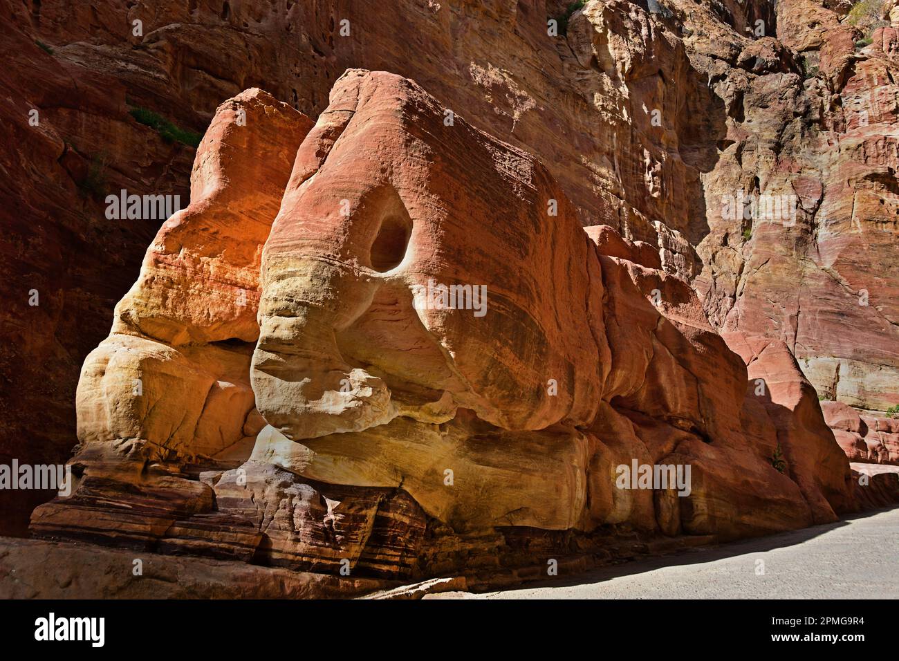 Die Elefantenstadt Petra Nabataeanische Karawane-Stadt Felsfassaden Jordan geschnitzte Sandsteinwüste. Stockfoto