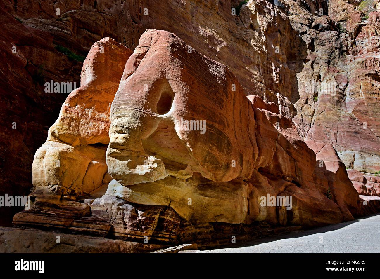 Die Elefantenstadt Petra Nabataeanische Karawane-Stadt Felsfassaden Jordan geschnitzte Sandsteinwüste. Stockfoto