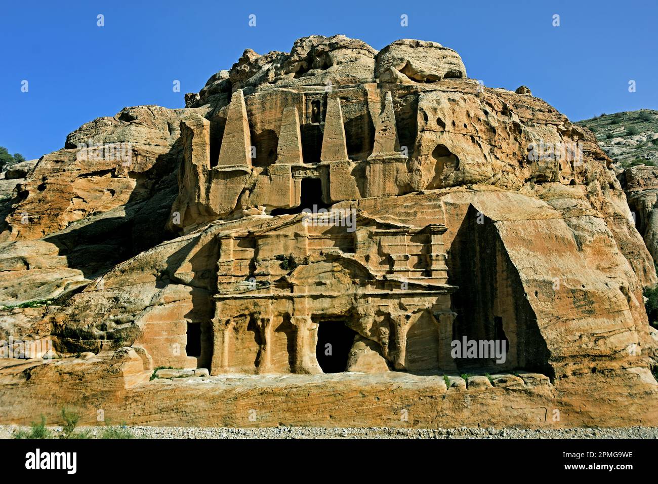 Das Obelisk-Grab Petra Stadt Nabataeanische Karawane-Stadt Felsfassaden Jordan geschnitzte Sandsteinwüste. Stockfoto