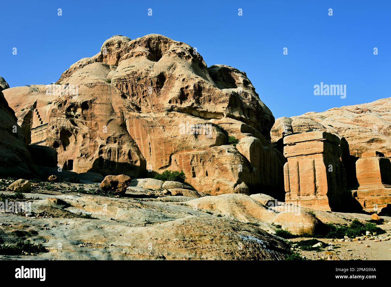 Block Grab BD 9 Petra City Nabataean Caravan City Felsfassaden Jordan geschnitzte Sandsteinwüste. Stockfoto