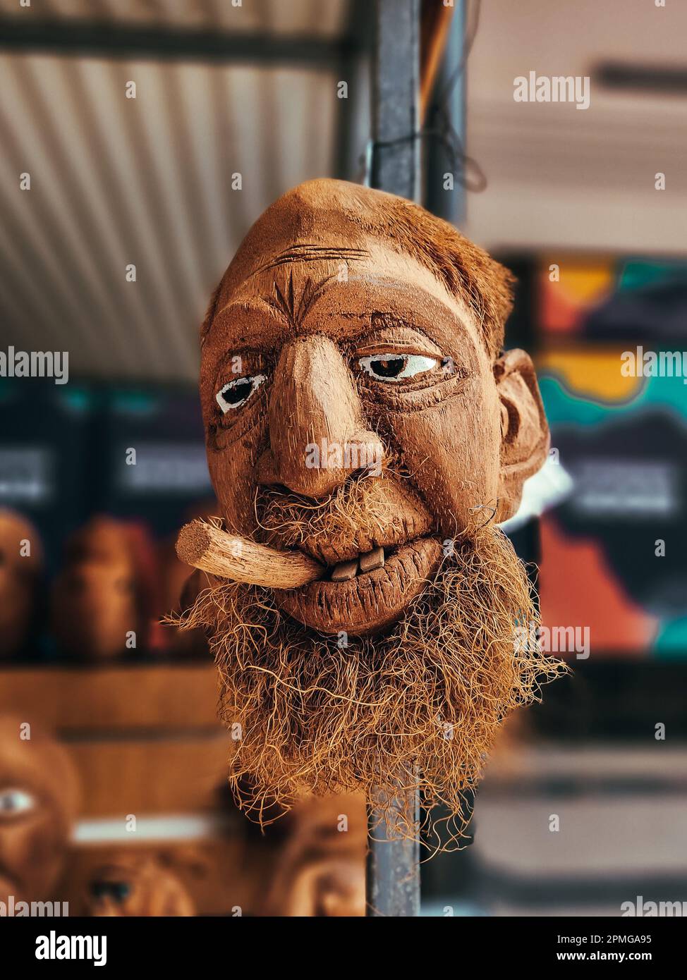 Eine Nahaufnahme einer geschnitzten Gesichtsskulptur eines bärtigen Mannes Stockfoto