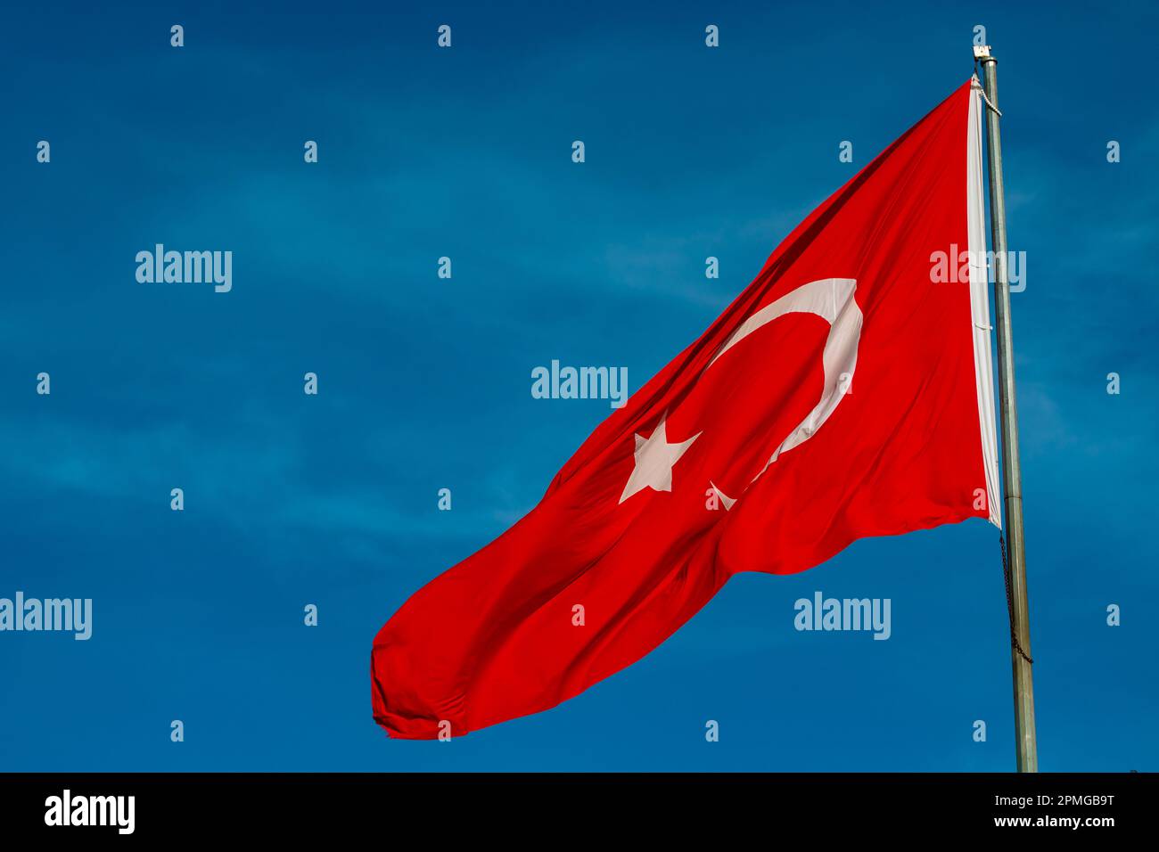 Türkische Flagge. Flagge von Turkiye auf blauem Himmelshintergrund. Nationalfeiertage der Türkei. Stockfoto