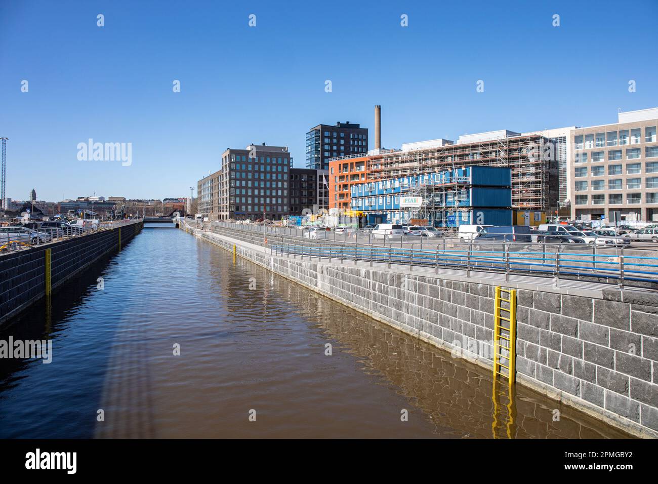 Kanal, der Nihti und das neu gebaute Sompasaari in Helsinki, Finnland, teilt Stockfoto