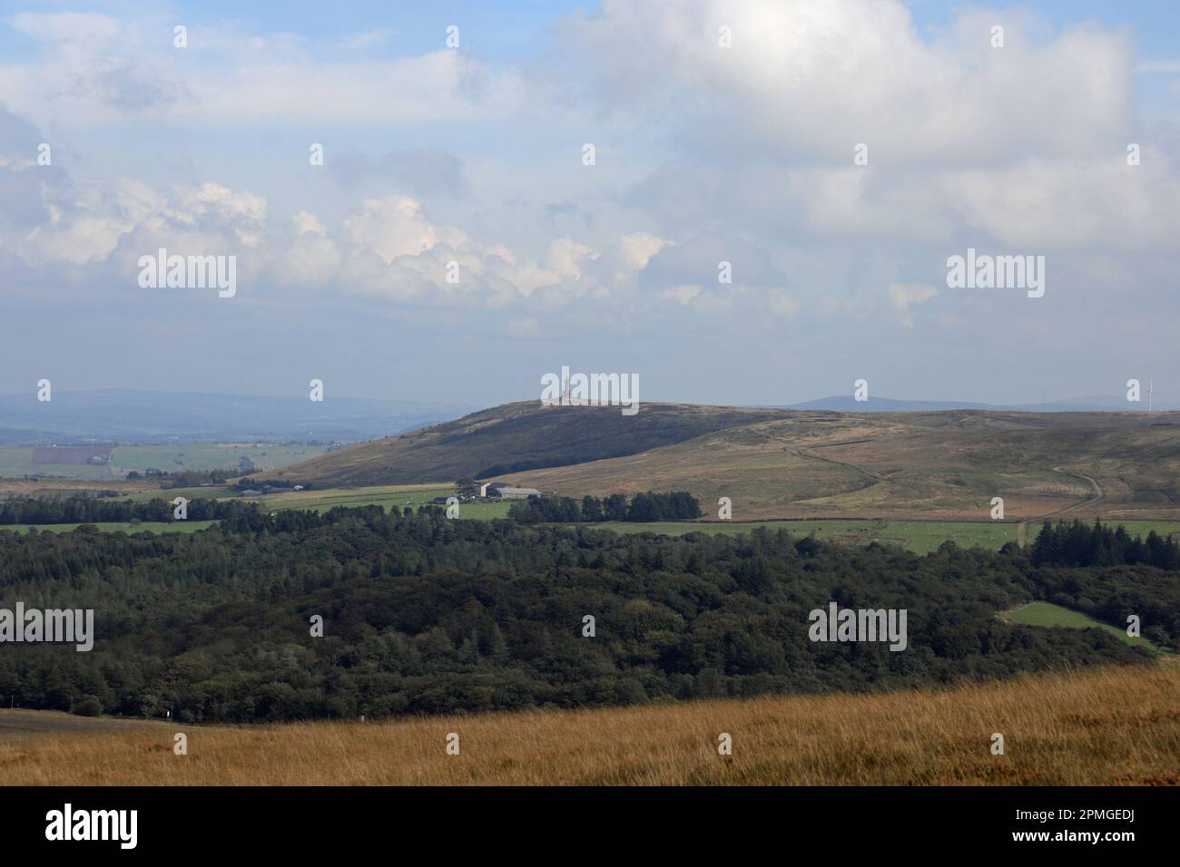 Darwen Tower und Darwen Hill blickten von Great Hill über dem Wheelton Moor an einem Herbsttag auf das West Pennine Moors Lancashire England Stockfoto