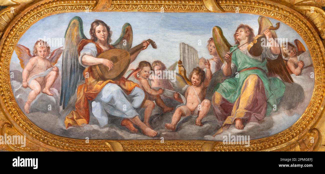 GENUA, ITALIEN - 5. MÄRZ 2023: Das Fresko des Engelschors mit dem Musikinstrumenst in der Kirche Chiesa del Gesu von Giovanni Carlone ab 17. Cent. Stockfoto