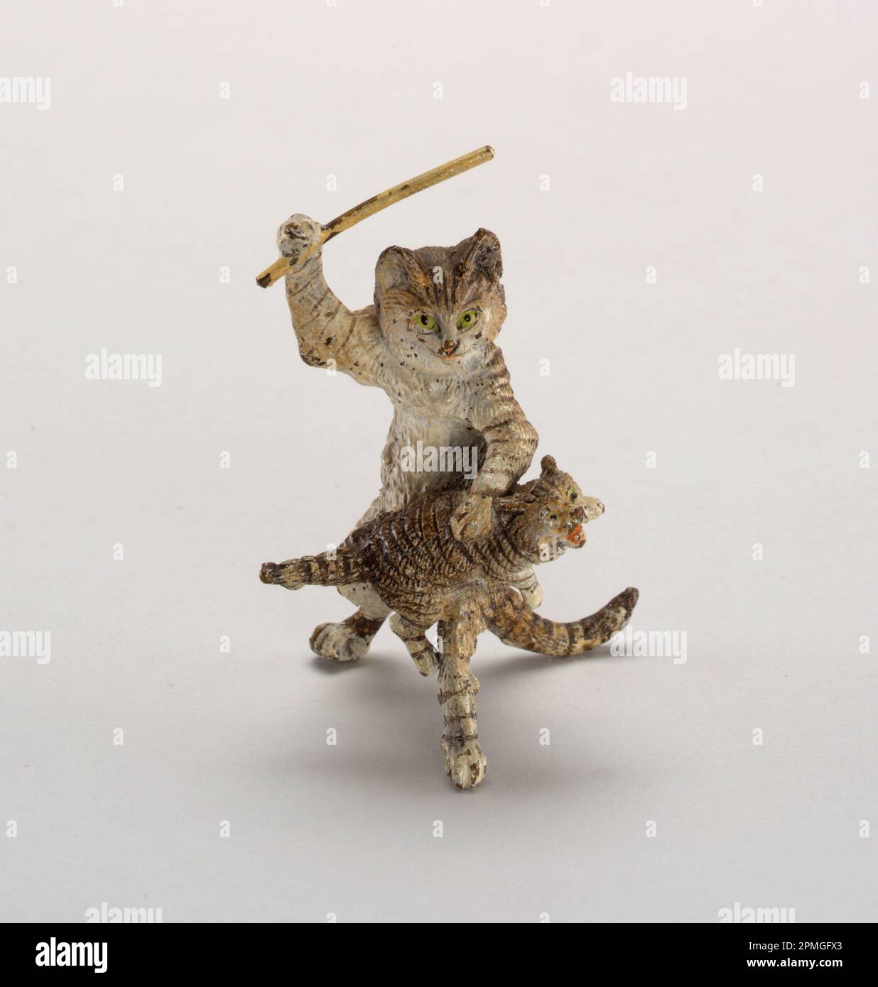 Katze und Kätzchen Figur; wahrscheinlich Österreich; gegossenes und bemaltetes Messing Stockfoto