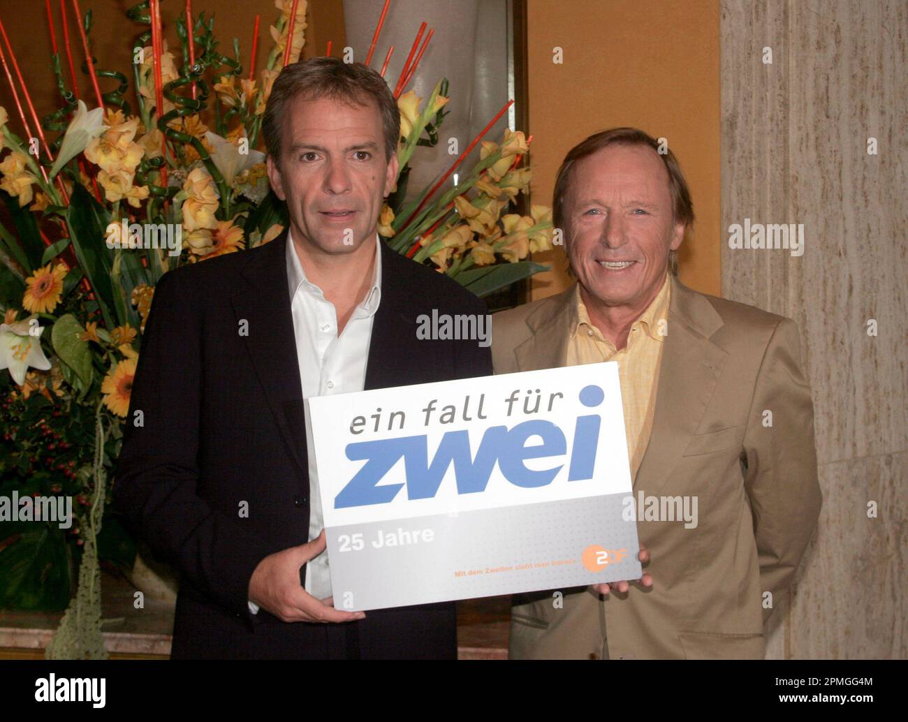 Köln, Deutschland. 21. Aug. 2006. ARCHIVFOTO: Claus-Theo GAERTNER feiert am 19. April 2023 seinen 80. Geburtstag, „ein Herbst für zwei“ - die beliebte ZDF-Verbrecherserie feiert in diesem Jahr ihr 25. Leinwandjubiläum. Claus Theo GAERTNER (rechts) als Privatdetektiv Josef Matula und Paul FRIELINGHAUS als Rechtsanwalt Dr. See Markus Lessing, 08/21/2006. ? Kredit: dpa/Alamy Live News Stockfoto