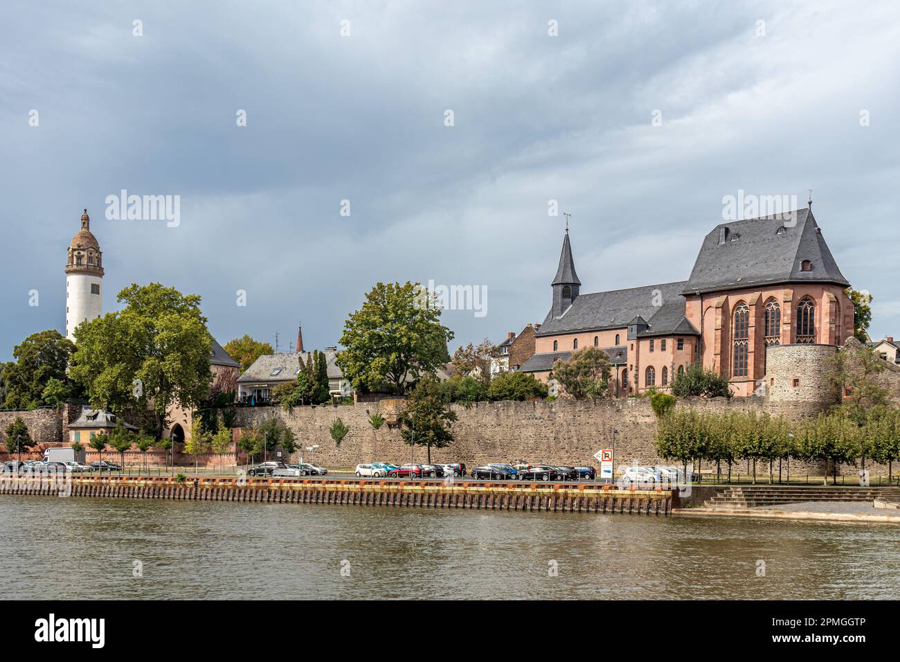 Frankfurt-Höchst am Main mit Blick auf die alte Höchsterburg und die Carolingian Saint Justin's Kirche, das älteste Gebäude in Frankfurt am Main Stockfoto
