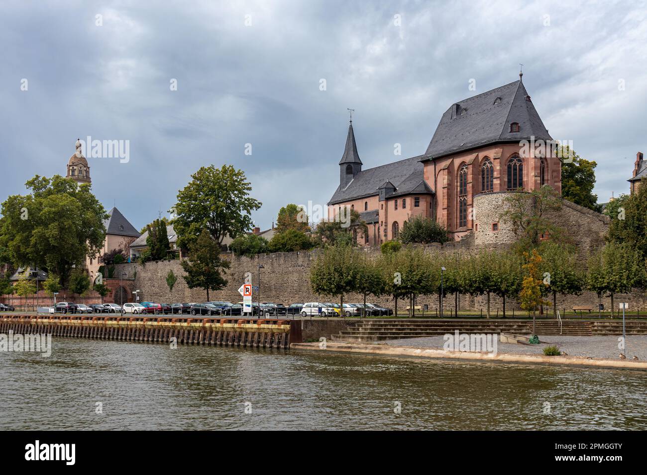Frankfurt-Höchst am Main mit Blick auf die alte Höchsterburg und die Carolingian Saint Justin's Kirche, das älteste Gebäude in Frankfurt am Main Stockfoto