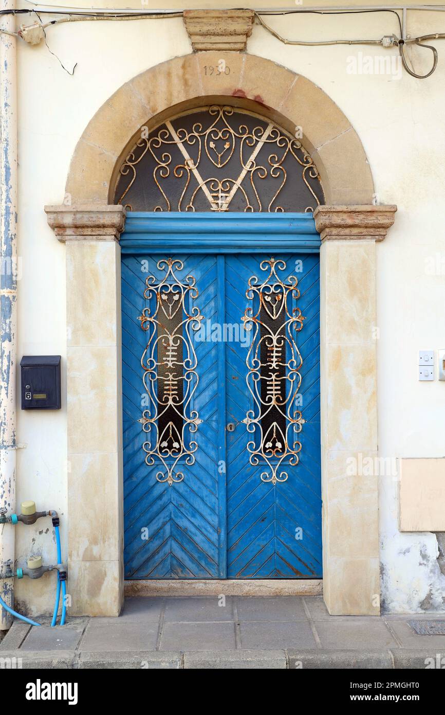 Alte Tür im alten türkischen Viertel von Skala, Larnaca, Zypern Stockfoto