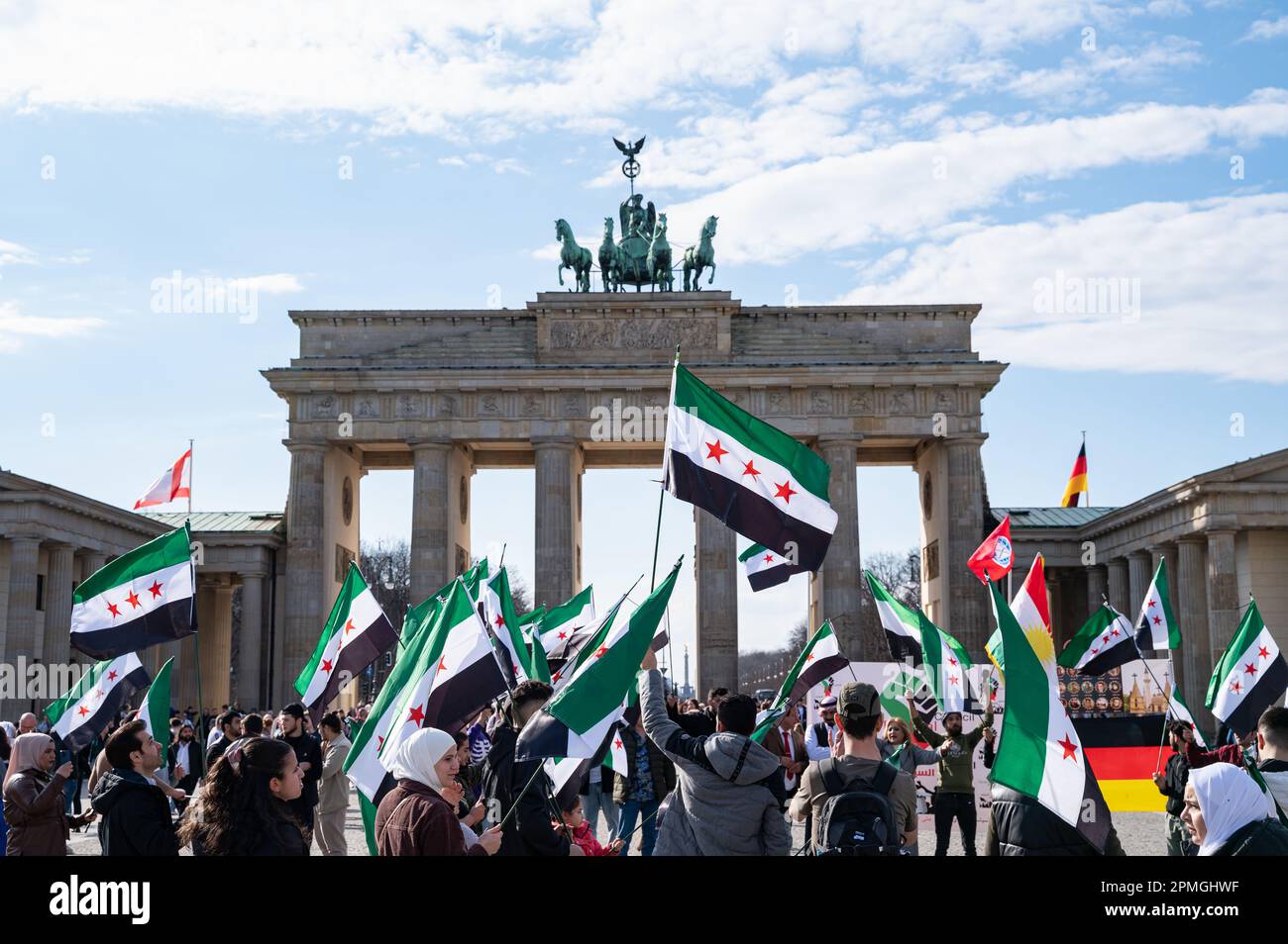 18.03.2023, Berlin, Deutschland, Europa - Menschen mit syrischer Flagge während einer prosyrischen Kundgebung auf dem Pariser Platz vor dem Brandenburger Tor. Stockfoto