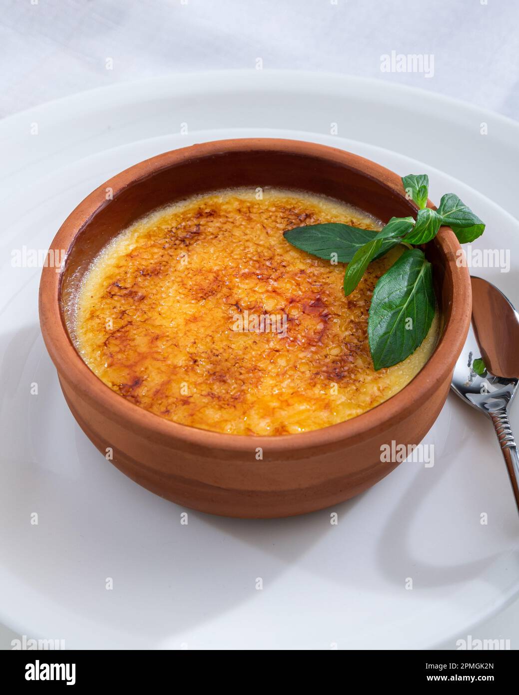 Crema Catalana (Crème brûlée Dessert) Vanillesauce mit Karamell. Crema catalana - Dessert von Katalonien. Spanisches Gericht. Stockfoto
