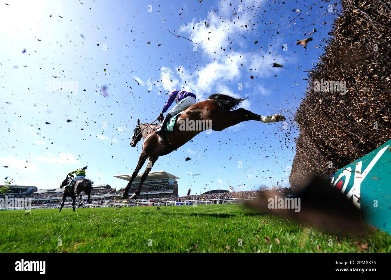 Visionär geritten vom Jockey Keith Donoghue in der Rennpferd Lotto Manifesto Noviktorenjagd am Tag eines der Randox Grand National Festivals auf der Rennbahn Aintree, Liverpool. Foto: Donnerstag, 13. April 2023. Stockfoto