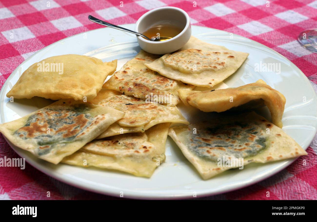 Börek in einem Restaurant in der Büyük Han, Nikosia, Zypern. Börek ist ein gebackenes oder frittiertes Gebäck, gefüllt mit verschiedenen Zutaten. Stockfoto