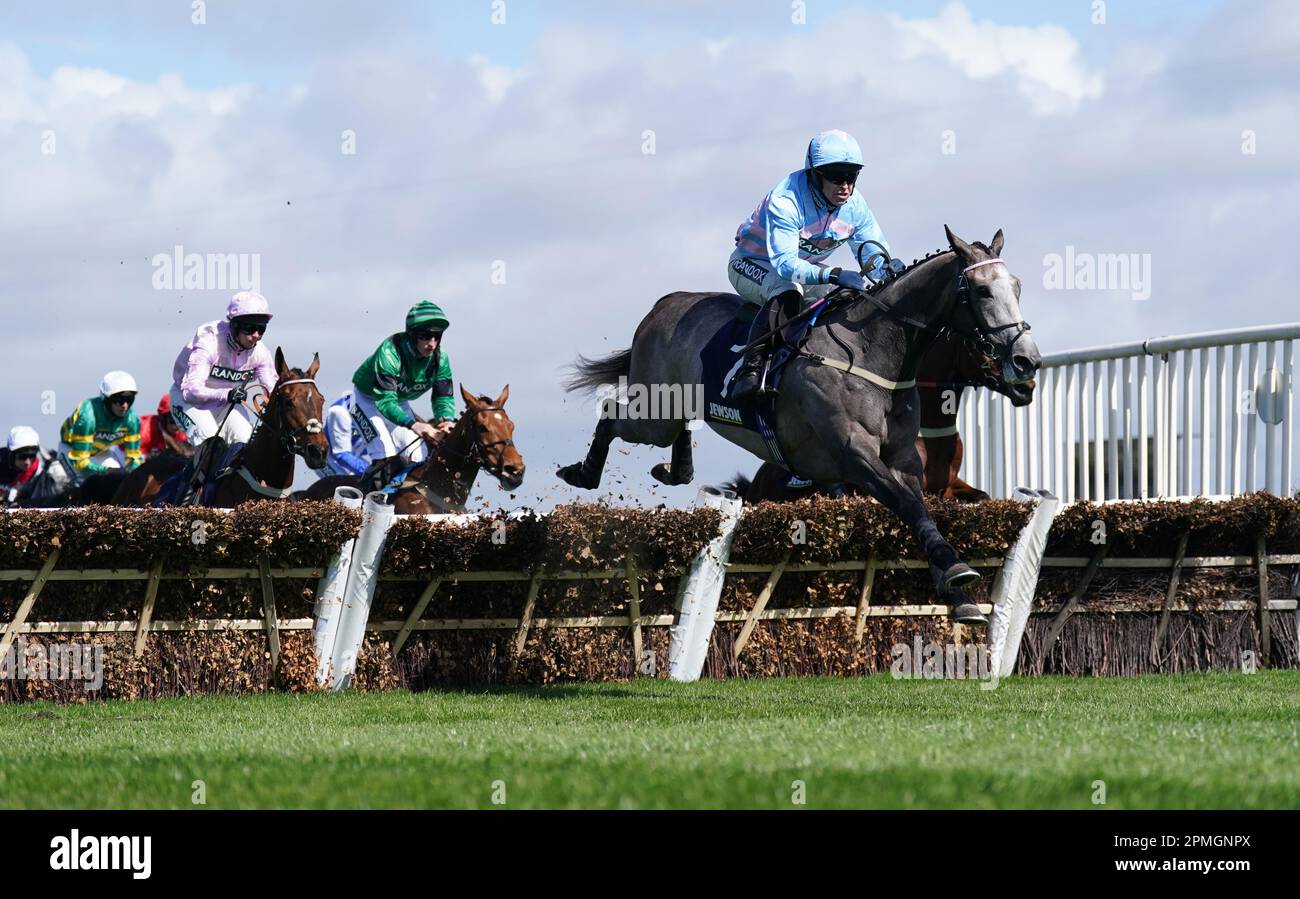 Sarsons riskiert, von Robert Dunne während der 4-Y-O Juvenile Hürde zum Jewson Anniversary geritten zu werden, während des ersten Tages des Randox Grand National Festivals auf der Aintree Rennbahn, Liverpool. Foto: Donnerstag, 13. April 2023. Stockfoto