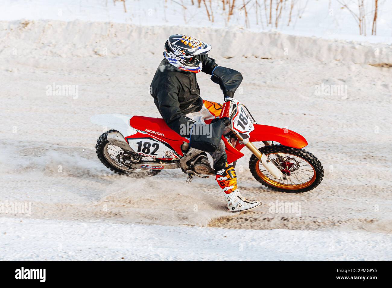 Kopeysk, Russland - 01. Januar 2016: motocross-Fahrer fahren Wintermotorrad-Rennen, Bike Honda, 100 Prozent Schutzbrille, Gaerne-Stiefel Stockfoto