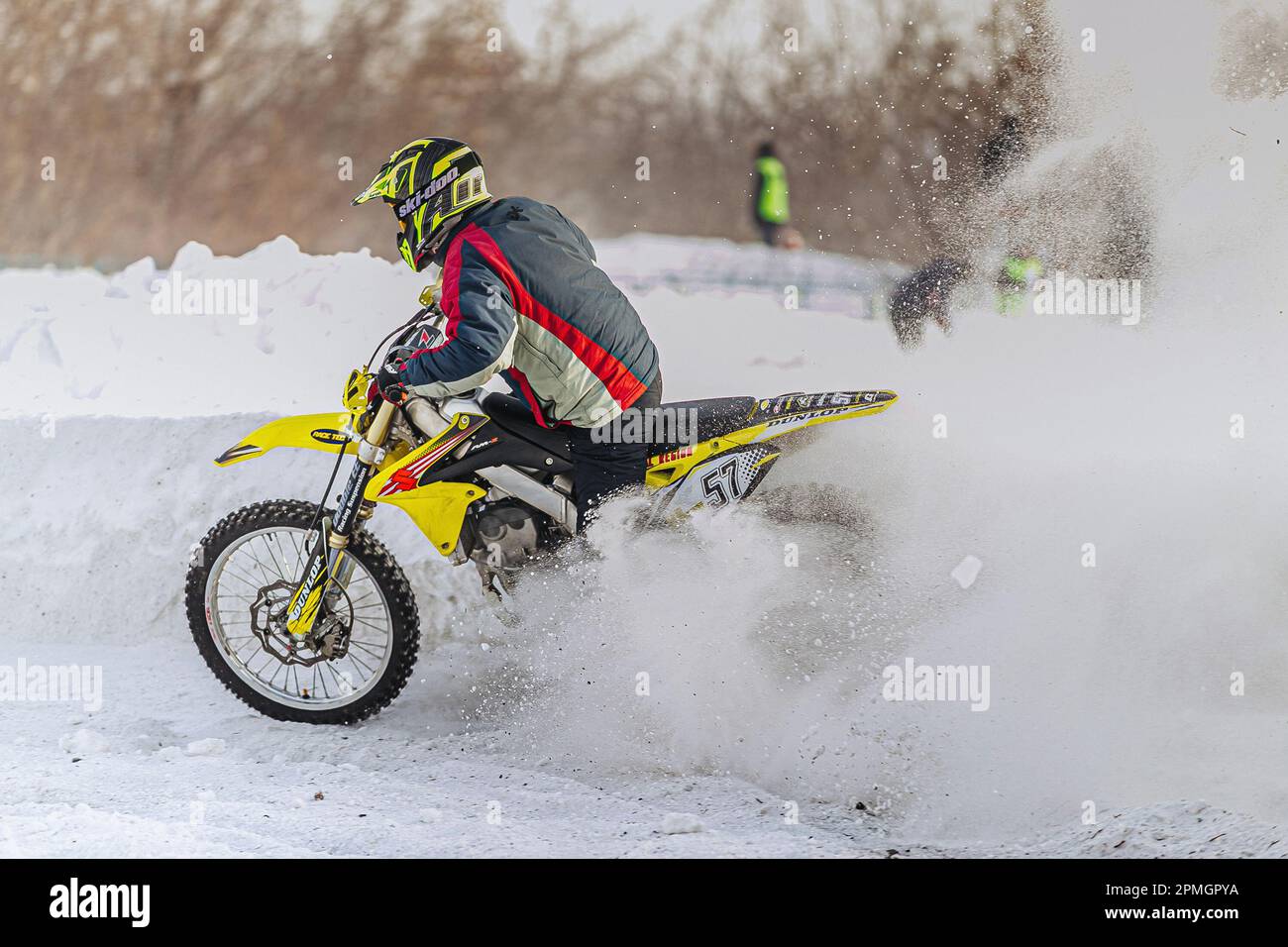 Kopeysk, Russland - 01. Januar 2016: motocross-Fahrer fahren Motorradrennen im Winter, Bike Suzuki, Ski-Doo-Schutzbrille Stockfoto