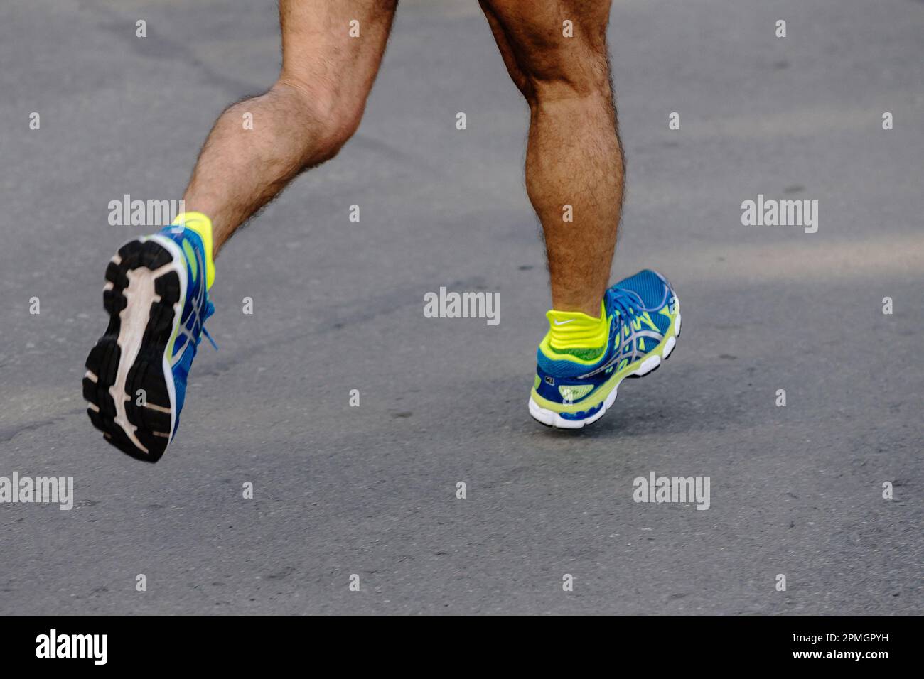 Chelyabinsk, Russland - 11. September 2016: Legs männlicher Läufer Lauf Road Marathon in Asics Laufschuhen und Nike Socken Stockfoto