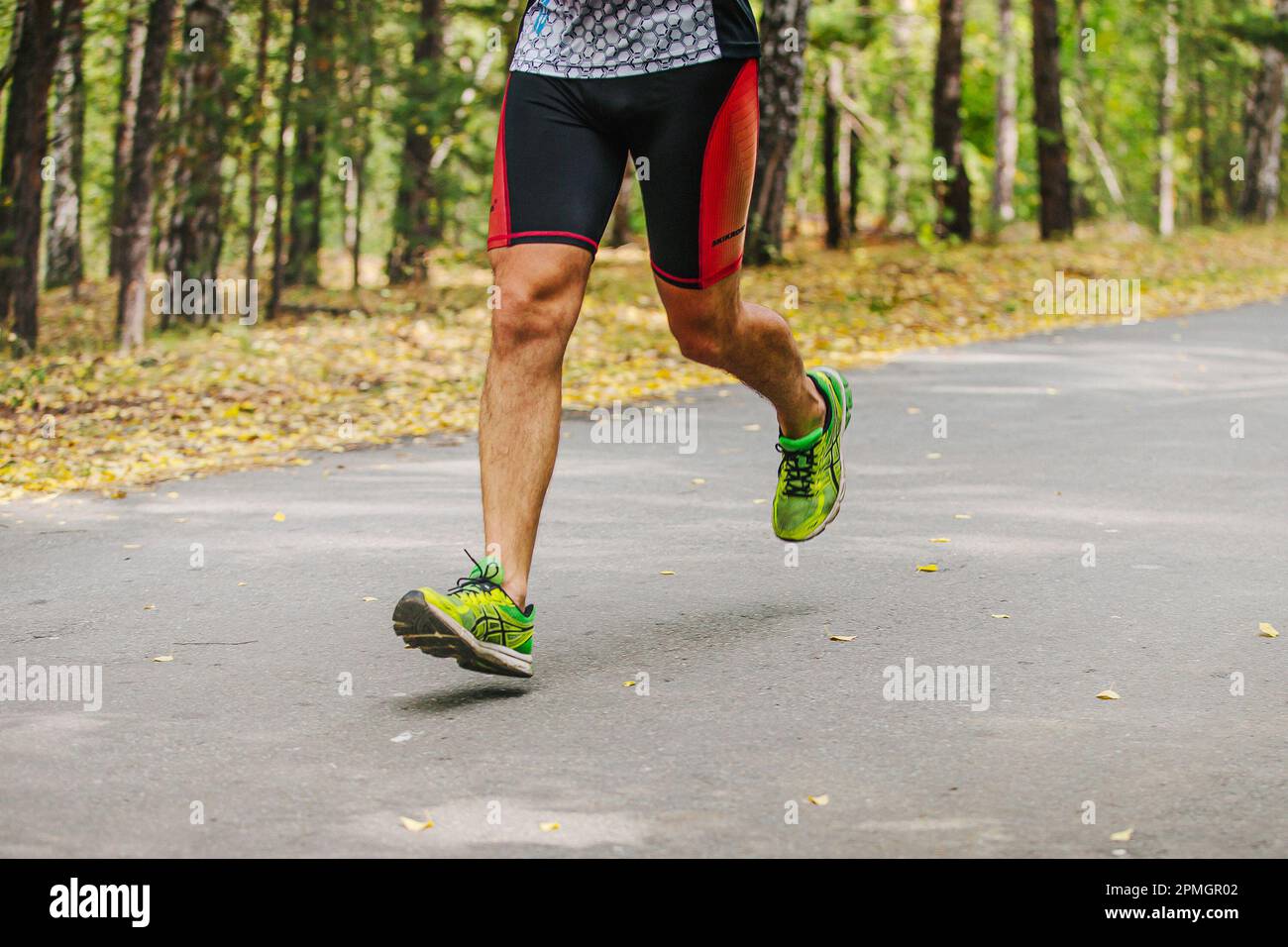 Chelyabinsk, Russland - 11. September 2016: Legs männlicher Läufer läuft Marathonrennen in Asics Laufschuhen Stockfoto