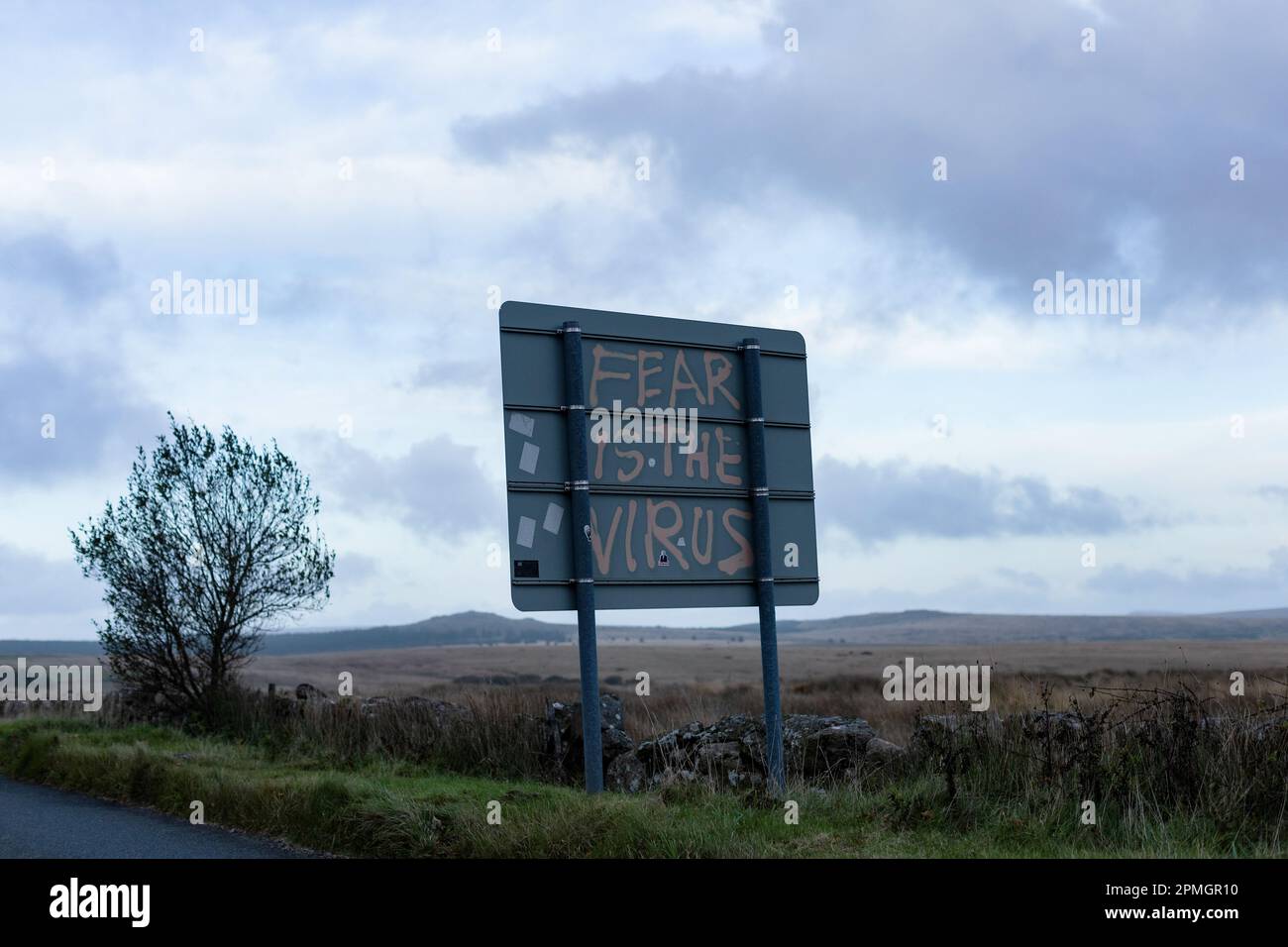Ein Schild in Dartmoor mit den Worten „Fear is the Virus“, das nach der weltweiten Covid-19-Pandemie am 28. Oktober 2022 graffisiert wurde. SMP-Nachrichten Stockfoto