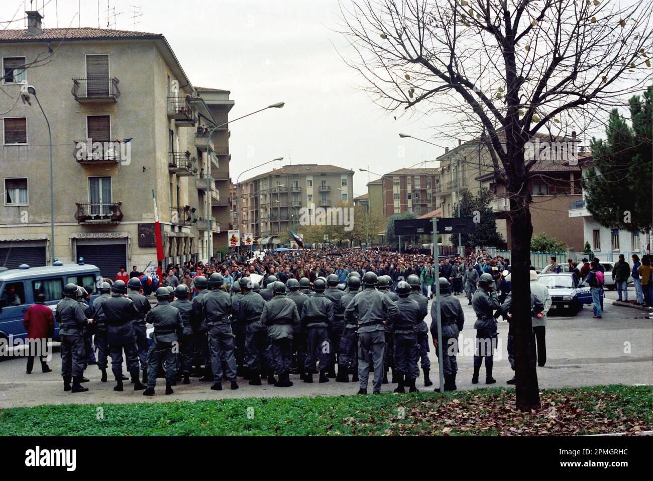 Italien Ultras Staffel 1989-90 Serie A - auf dem Foto - Inter Fans, die im Bentegodi Stadion eintreffen Stockfoto