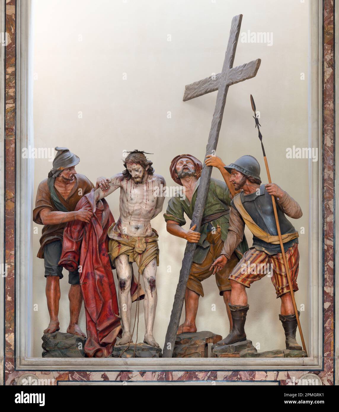 GENUA, ITALIEN - 6. MÄRZ 2023: Die geschnitzte schwefelbauliche Gruppe Jesus mit dem violetten Gewand in der Kirche Basilika della Santissima Annunziata del Vastato. Stockfoto