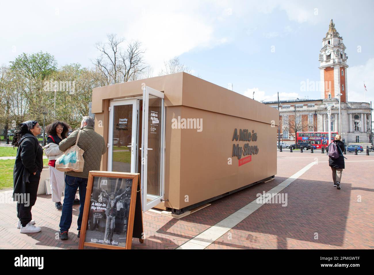 London, UK, 13. April 2023: Am Windrush Square, Brixton, ist ein riesiger Schuhkarton eingetroffen, der eine Pop-up-Ausstellung „Walk a Mile in My Shoes“ am Empathy Museum zeigt. Besucher wählen ein Paar Schuhe und hören sich eine Aufzeichnung des Schuhbesitzers an, in der sie über ihre Erfahrungen mit dem Brixton-Aufstand von 1981 oder anderen Aufständen in Bristol und Liverpool in dieser Zeit sprechen. Anna Watson/Alamy Live News Stockfoto