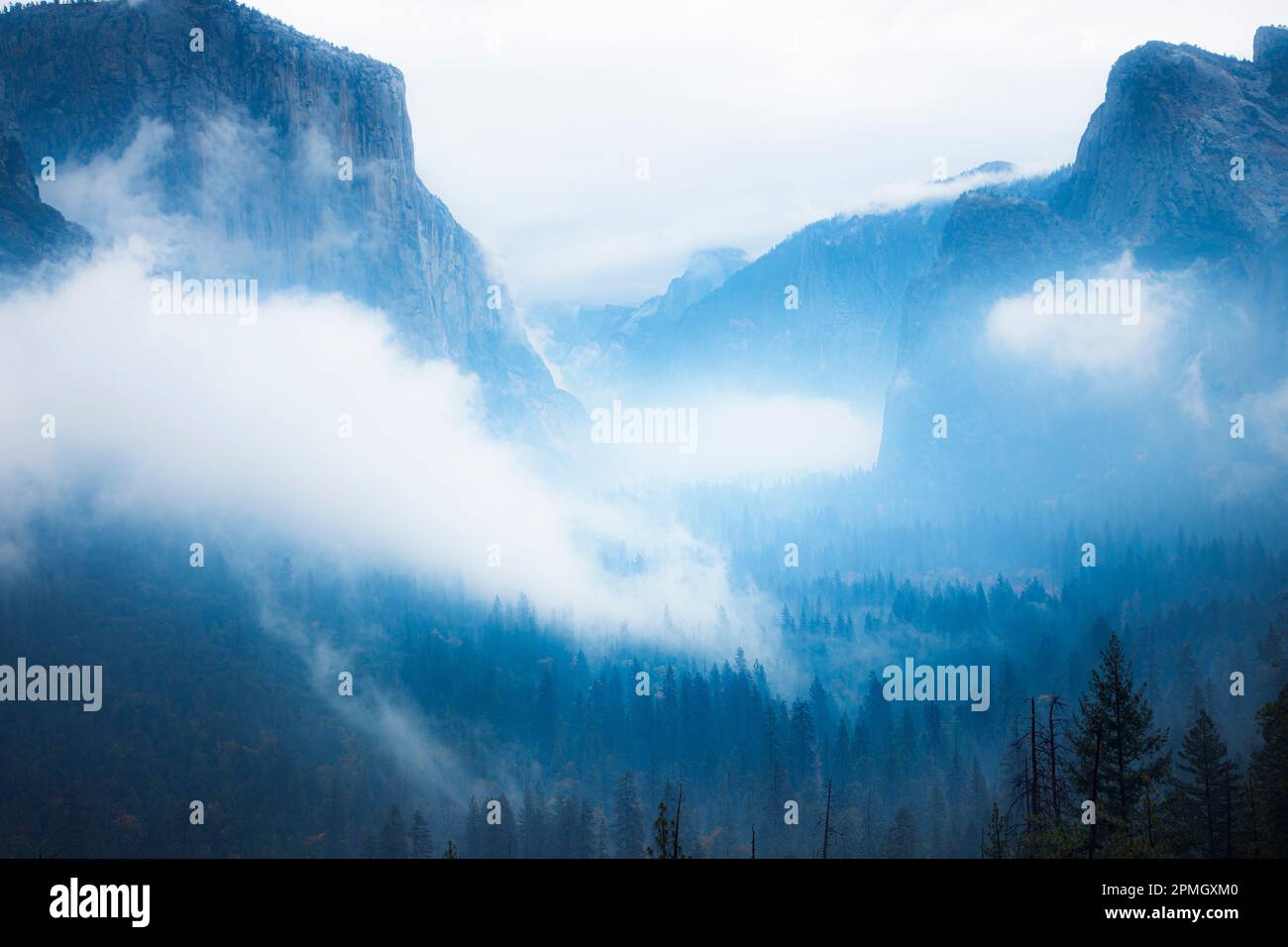 Die Wolken und die neblige Landschaft des Yosemite Valley vom Tunnel View. Yosemite-Nationalpark, Kalifornien. Stockfoto