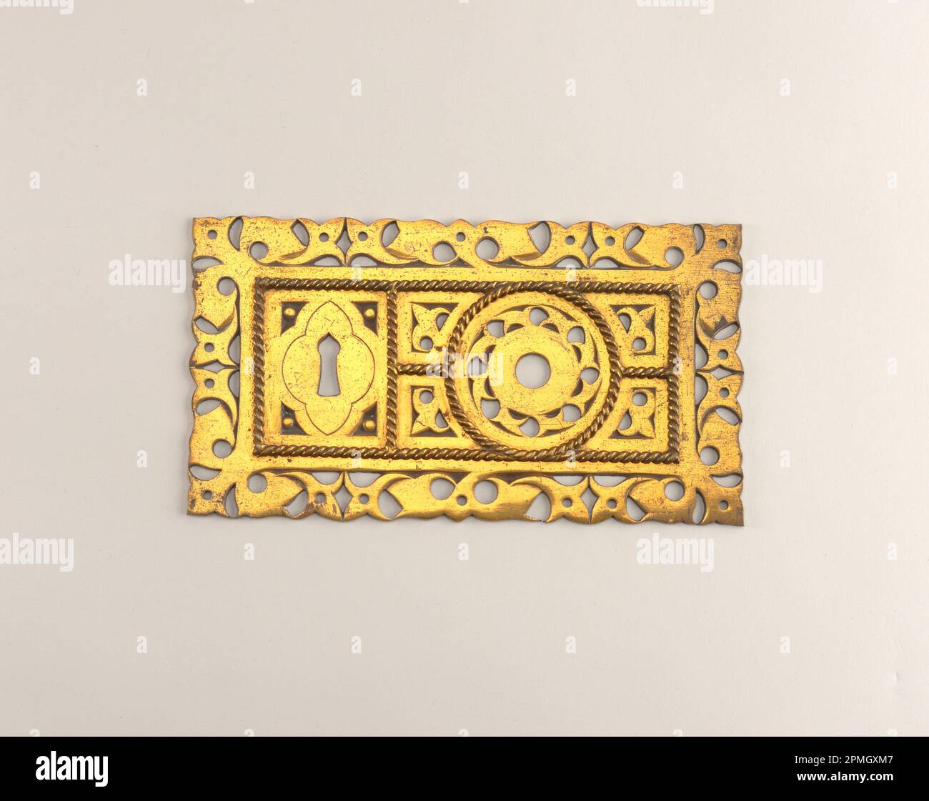 Eschutcheon (England); entworfen von A.W.N. Pugin (Englisch, 1812-1852); Messing; Gesamt: 20,7 x 11 cm (8 1/8 x 4 5/16 Zoll) Stockfoto