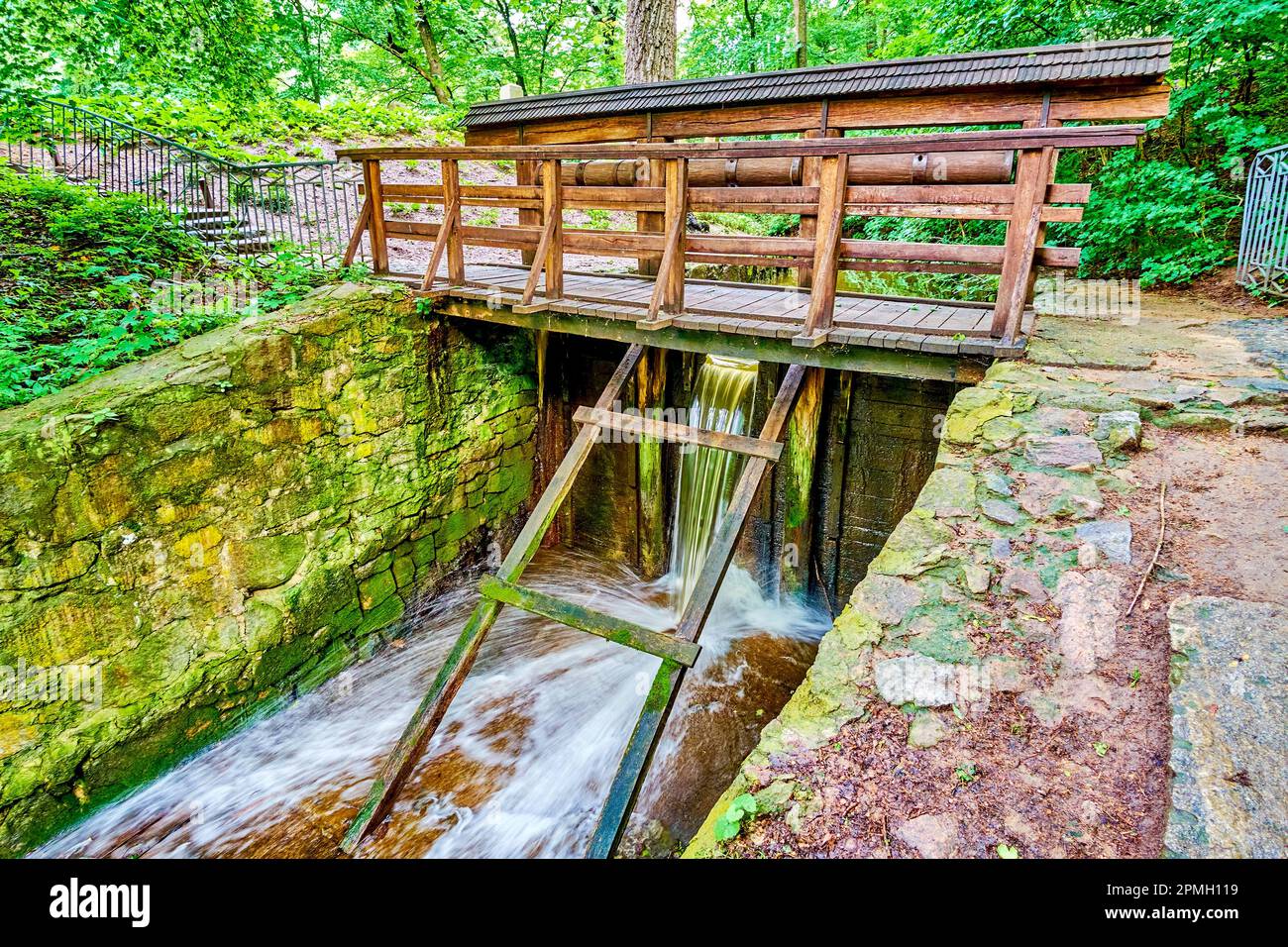 Der alte Holzdamm mit Fußgängerbrücke auf einem kleinen Fluss im Sofiyivsky Park, Uman, Ukraine Stockfoto