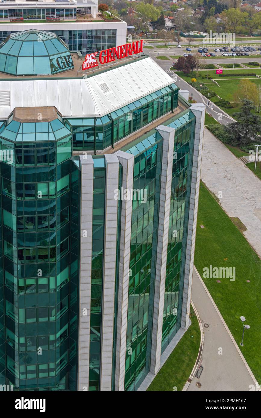 Belgrad, Serbien - 09. April 2023: Assicurazioni Generali Insurance Building Moderner Büroturm Mit Grünen Fenstern. Stockfoto