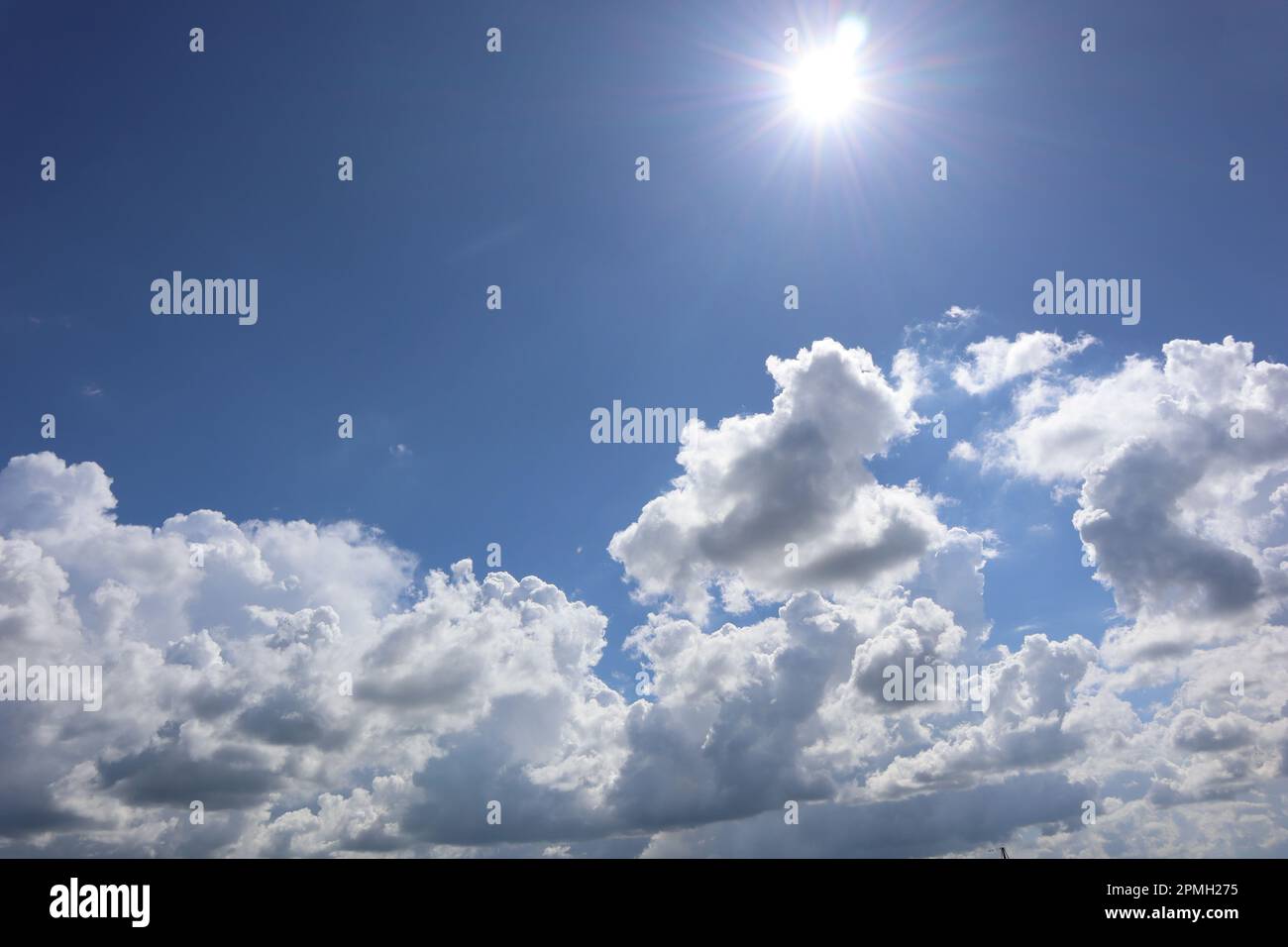 Wolken schweben am Himmel, Kalkutta, Indien Stockfoto