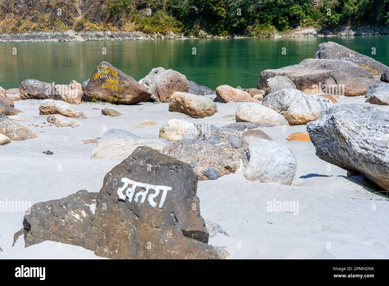 Wunderschöner Fluss Ganga in der Nähe von Rishikesh mit Steinen, Sandstrand und Bergen. Reines, natürliches, sauberes Flusswasser. Hochwertiges Foto Stockfoto