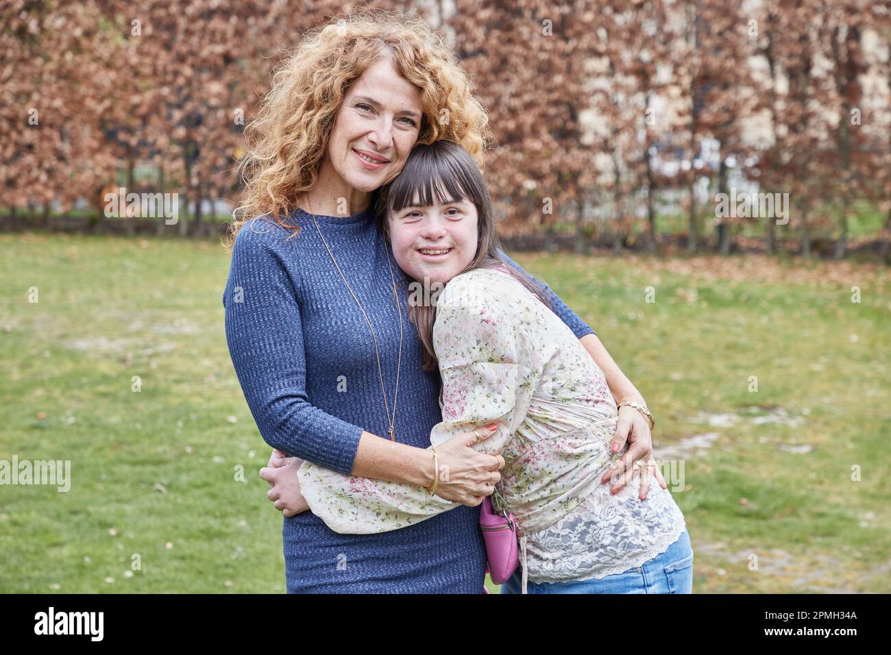 Hamburg, Deutschland. 13. April 2023. Die Schauspielerinnen Clelia Sarto  (l) und Juliane Siebecke stehen vor einer Vorführung ihres Films  „Herzstolpern“ am Campus Uhlenhorst zusammen. Das Herzkino-Zweiteiler wird  am 7. Und 8. Mai