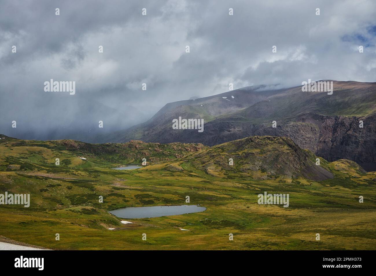 Wandern in den Bergen. Flüsse und Bergseen, sommerliche Landschaft mit Bergkämmen und Gipfeln. Eine fantastische Reise Stockfoto