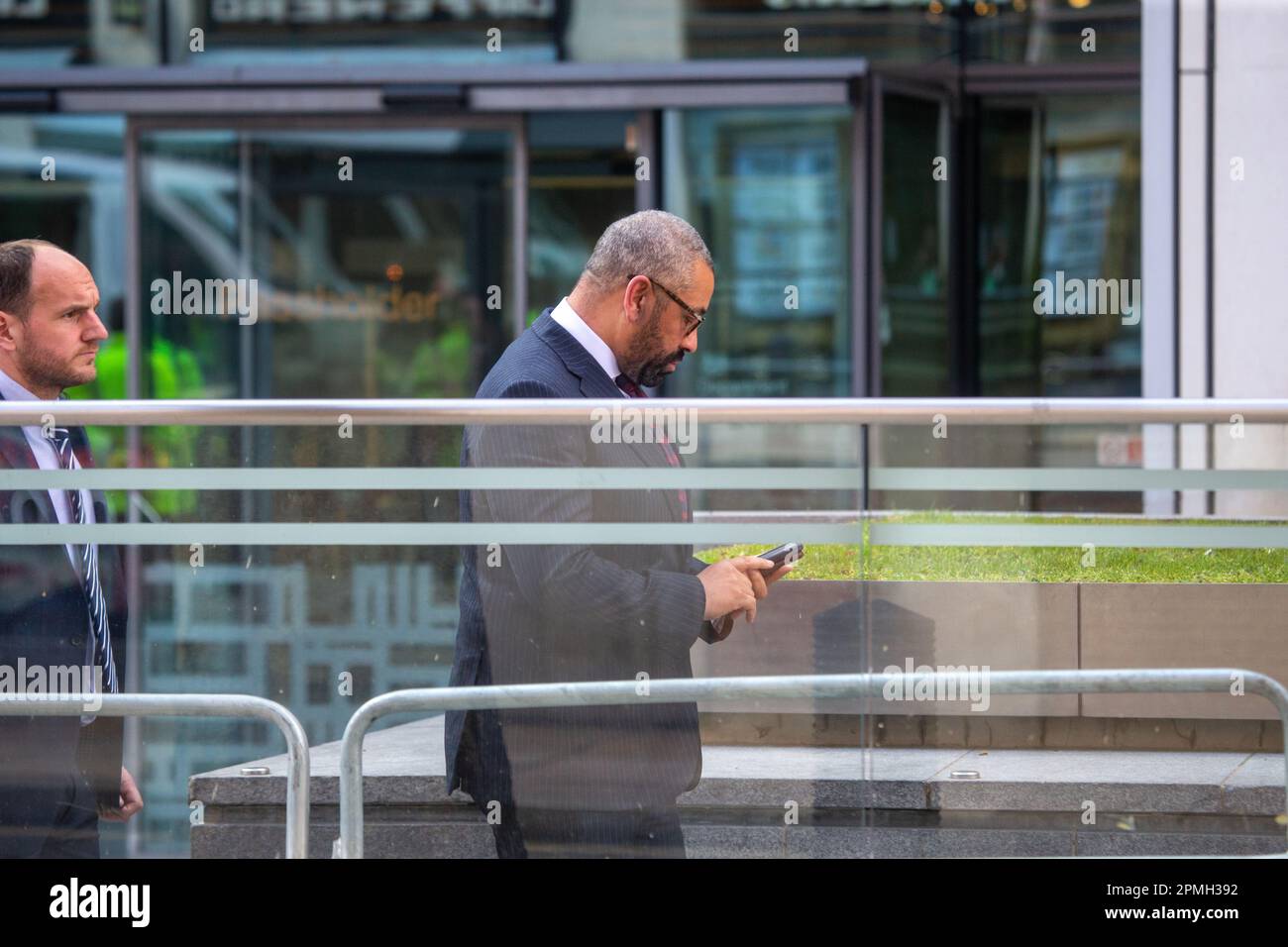 London, England, Großbritannien. 13. April 2023. James, Außenminister für auswärtige Angelegenheiten, Commonwealth- und Entwicklungsangelegenheiten, wird GESCHICKT gesehen, wie er das Innenministerium verlässt. (Kreditbild: © Tayfun Salci/ZUMA Press Wire) NUR REDAKTIONELLE VERWENDUNG! Nicht für den kommerziellen GEBRAUCH! Stockfoto