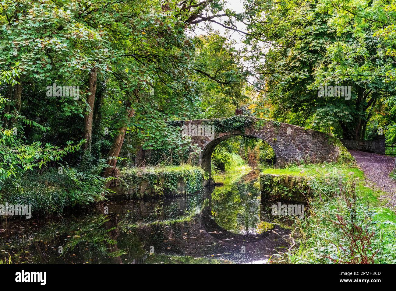 Steinbrücke über dem Kanal Stockfoto