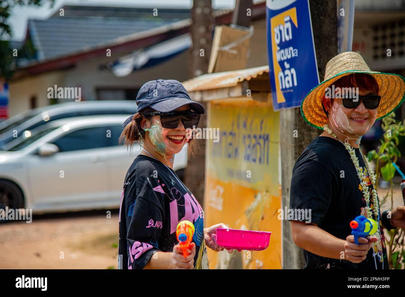 April 13 2023 - Thung Wua Laen Beach - Chumphon Gegend: Menschenmassen feiern Songkran, thailändisches Neujahr, indem sie sich mit bunten Wasser oder Gemälden spritzen Stockfoto