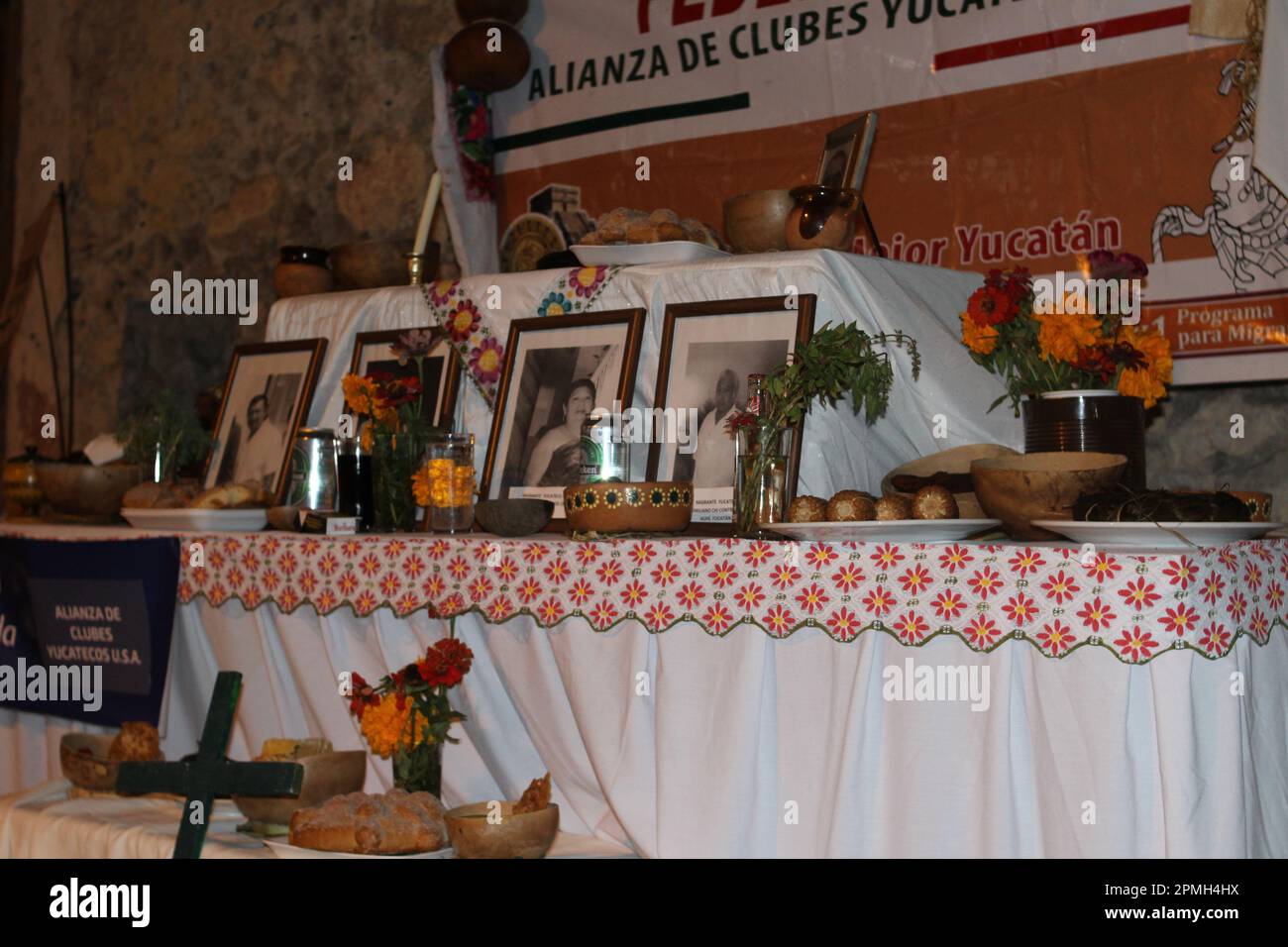 MERIDA, MEXIKO - 28. OKTOBER 2016 Paseo de las Ánimas oder Day of the Dead - Tischdecke mit Angeboten, Speisen und Erinnerungen Stockfoto