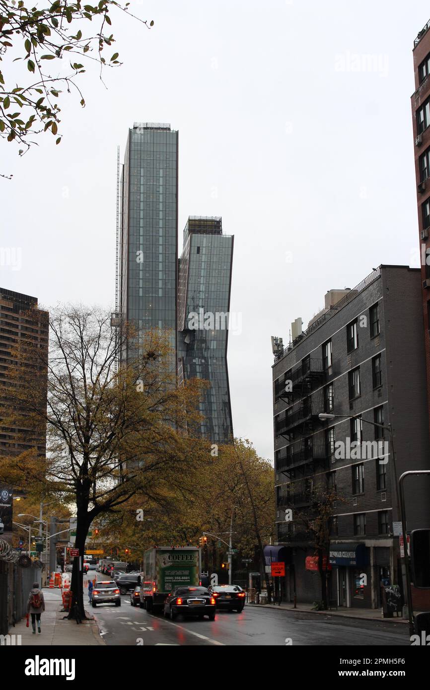 NEW YORK, USA - 15. NOVEMBER 2016 Nahaufnahme der Gebäude in der Innenstadt an einem bewölkten Tag Stockfoto