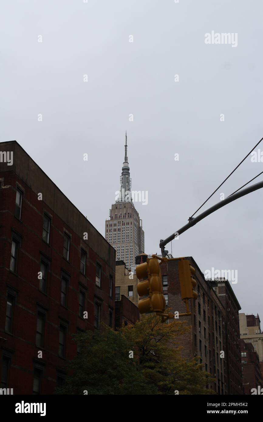 NEW YORK, USA - 15. NOVEMBER 2016 Nahaufnahme der Gebäude in der Innenstadt an einem bewölkten Tag Stockfoto