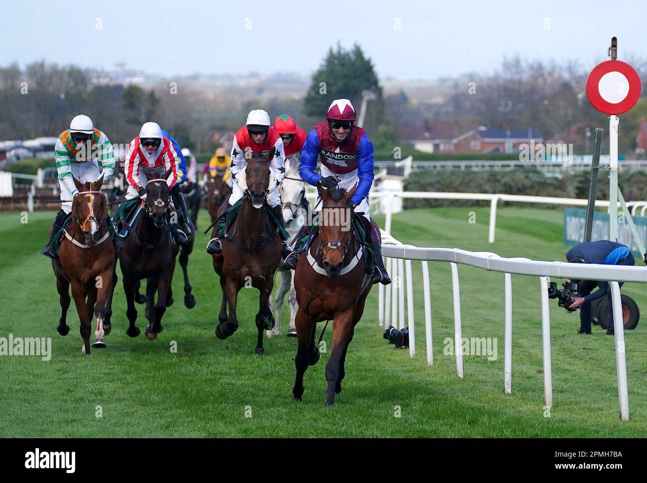 Das berühmte Clermont, das von Jockey William Biddick geritten wird, gewinnt die Randox Foxhunters' Open Hunters' Chase am Tag eines der Randox Grand National Festivals auf der Aintree Rennbahn, Liverpool. Foto: Donnerstag, 13. April 2023. Stockfoto