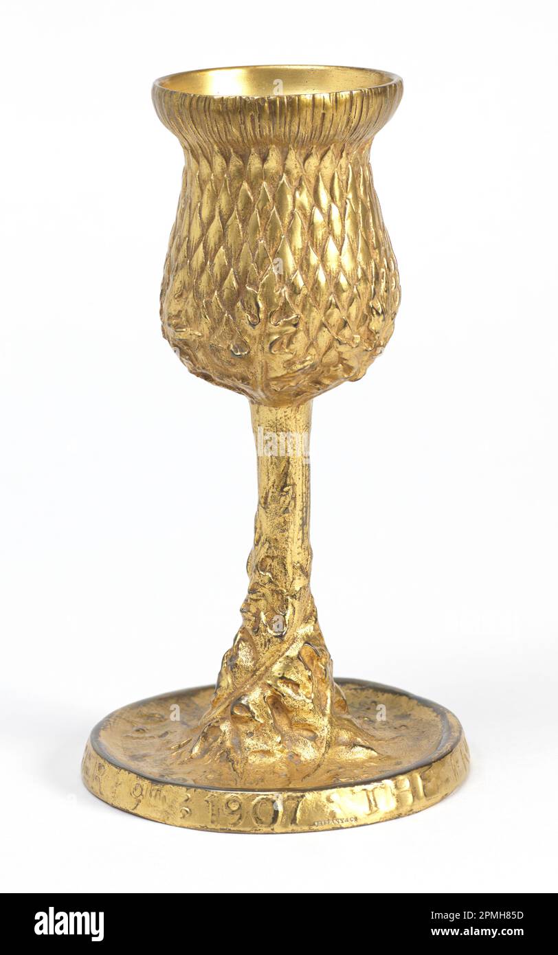 Becher (USA); hergestellt von Tiffany und Co (Vereinigte Staaten); Gussgoldbronze Stockfoto