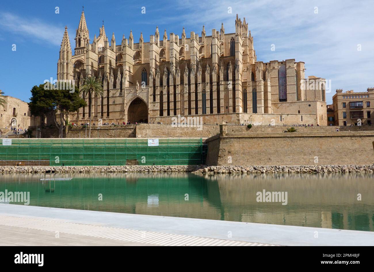 Palma de Mallorca, Spanien, -30. März 2023. Blick auf die berühmte Touristenattraktion Kathedrale La Seu, Palma de Mallorca, Symbol der Stadt, größtes gotisches chu Stockfoto